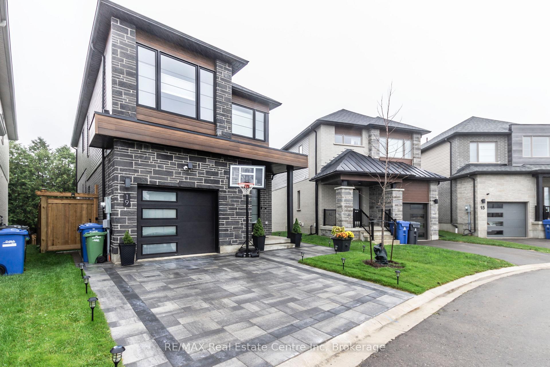 Photo 3 of 19 Ferris Circle Lane, Guelph, Clairfields/Hanlon Business Park — HOMEH