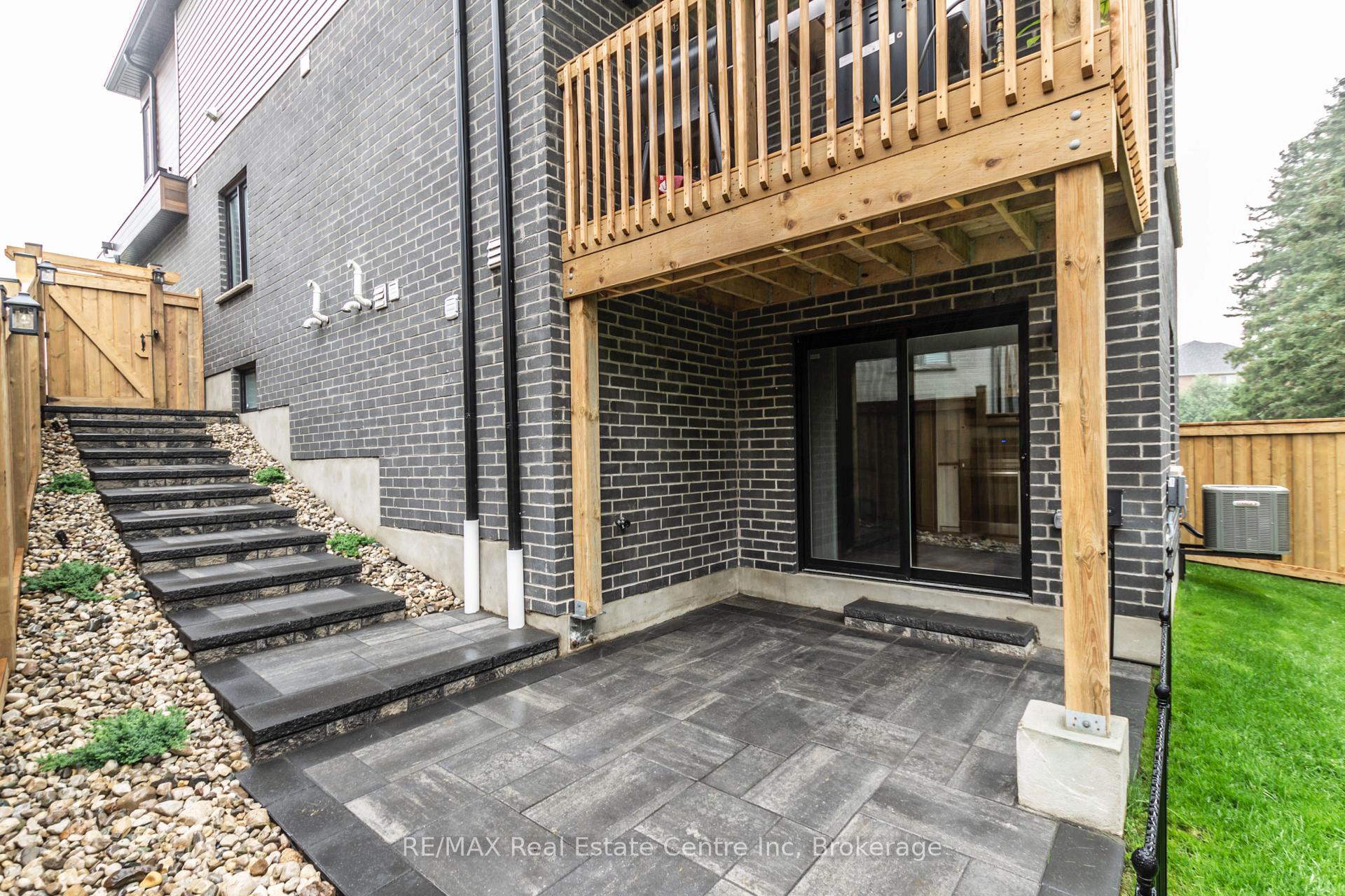 Photo 5 of 19 Ferris Circle Lane, Guelph, Clairfields/Hanlon Business Park — HOMEH