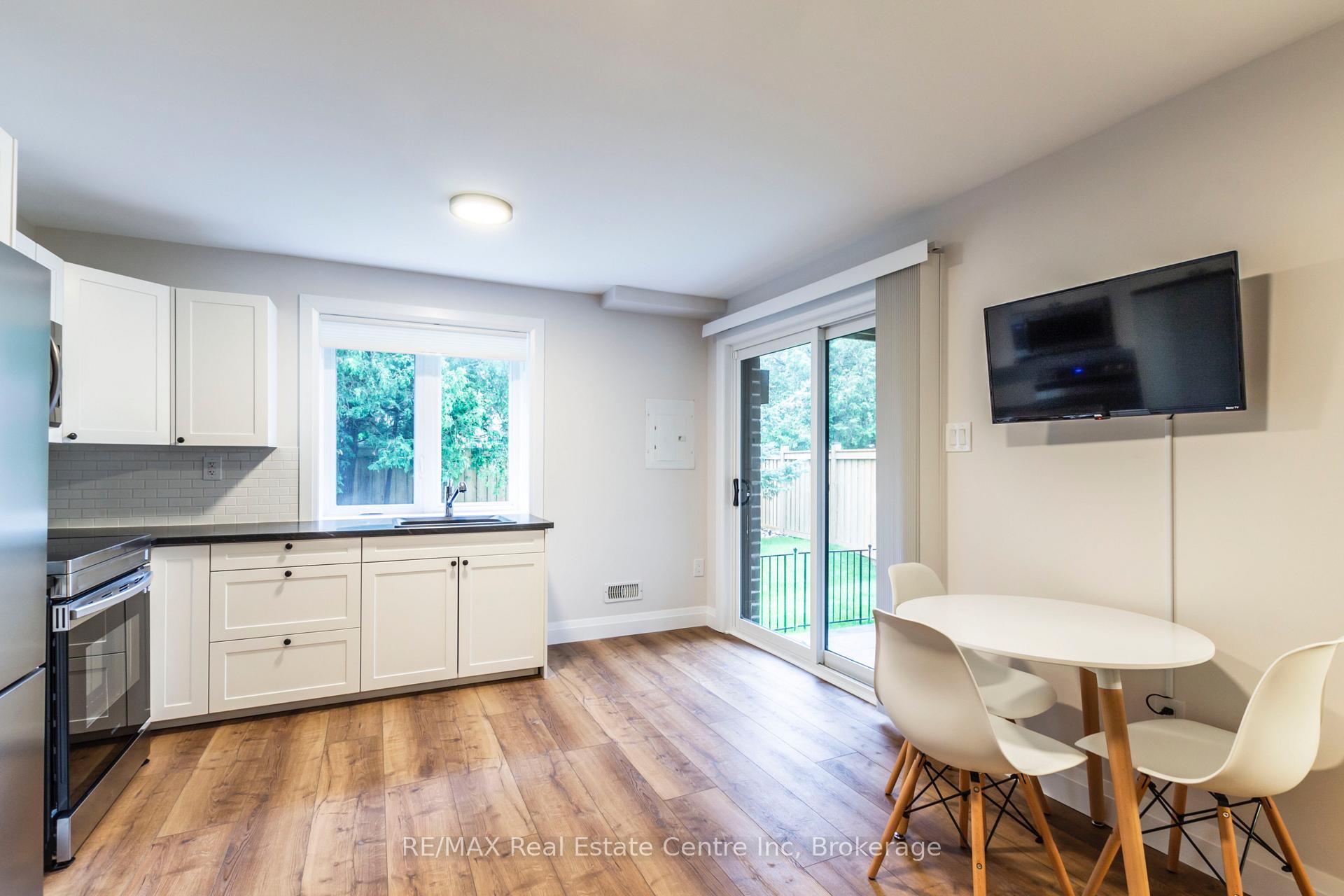Photo 7 of 19 Ferris Circle Lane, Guelph, Clairfields/Hanlon Business Park — HOMEH