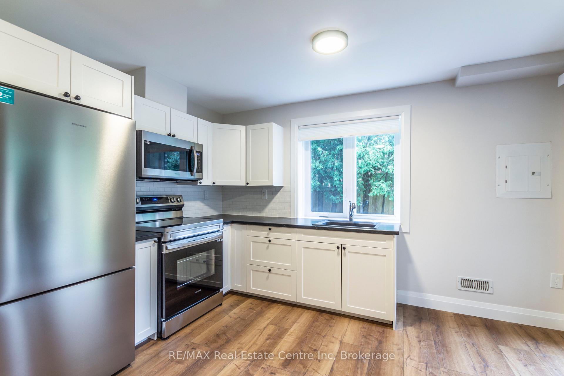 Photo 8 of 19 Ferris Circle Lane, Guelph, Clairfields/Hanlon Business Park — HOMEH