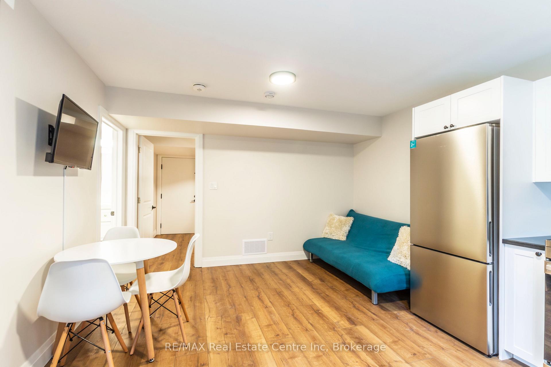 Photo 10 of 19 Ferris Circle Lane, Guelph, Clairfields/Hanlon Business Park — HOMEH