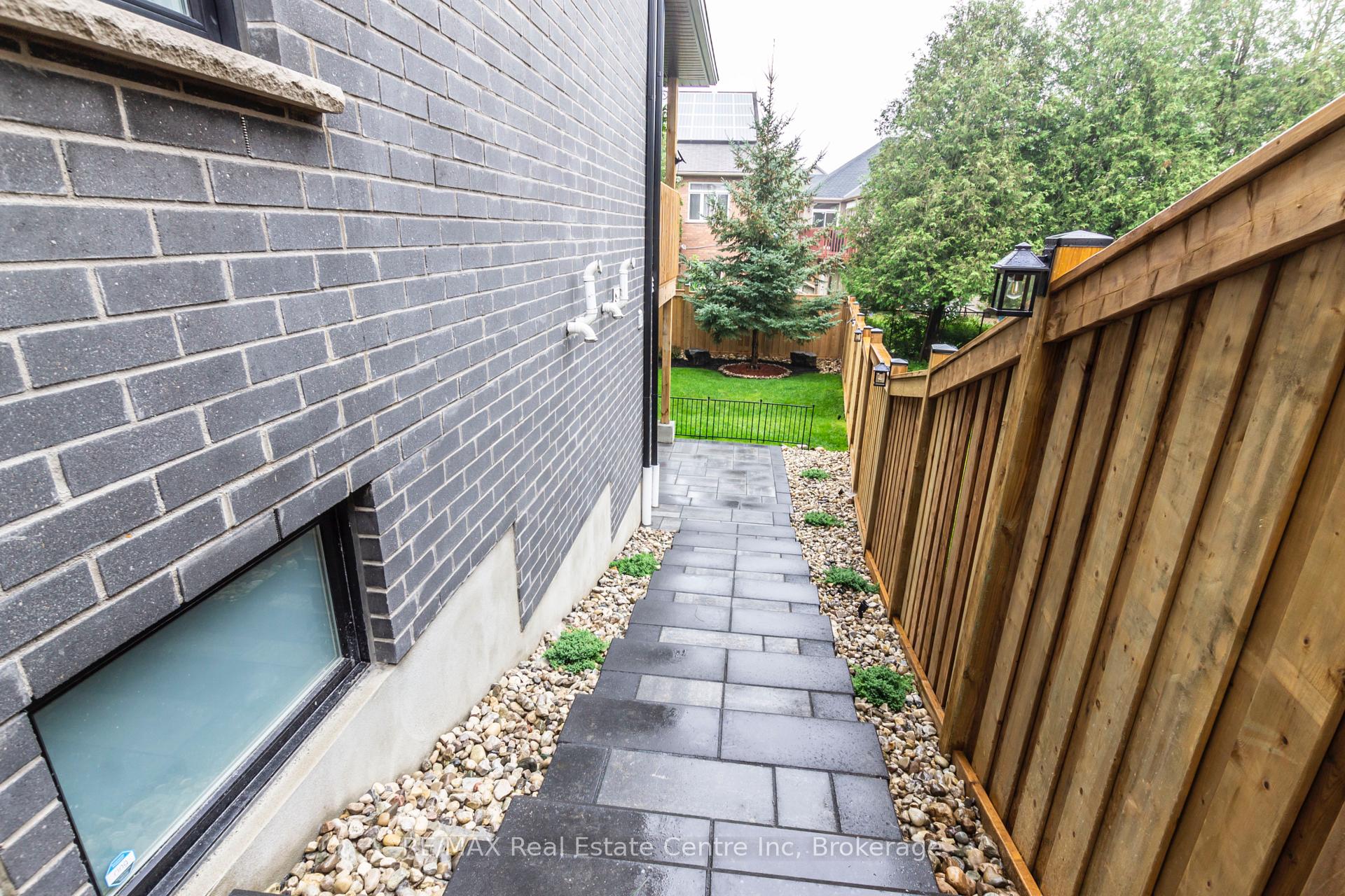 Photo 22 of 19 Ferris Circle Lane, Guelph, Clairfields/Hanlon Business Park — HOMEH