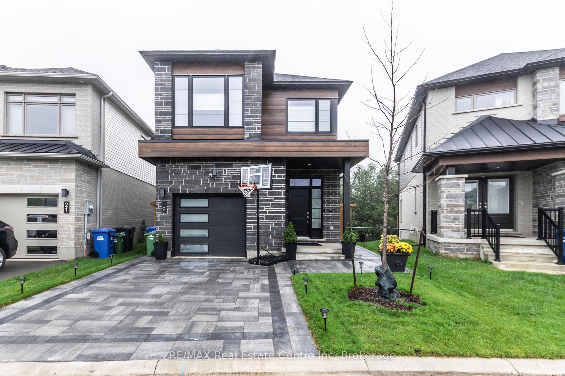 Photo 1 of 19 Ferris Circle Lane, Guelph, Clairfields/Hanlon Business Park — HOMEH