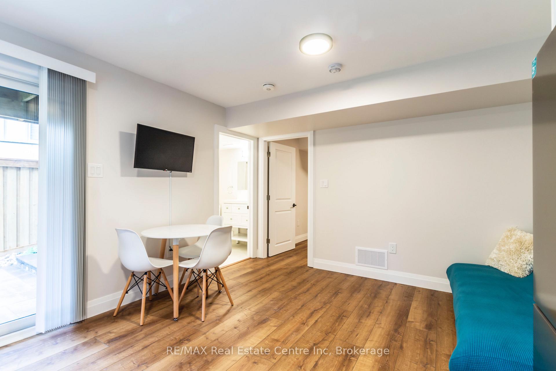 Photo 11 of 19 Ferris Circle Lane, Guelph, Clairfields/Hanlon Business Park — HOMEH