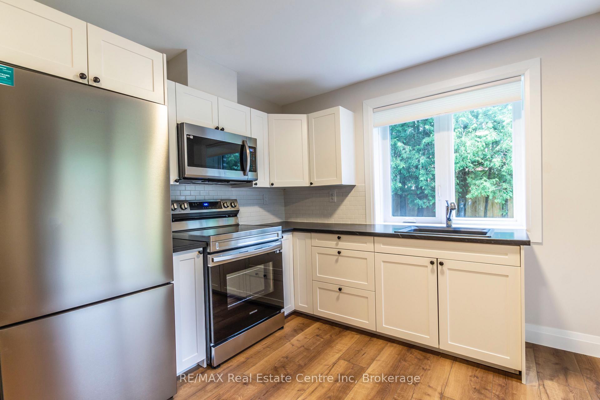 Photo 12 of 19 Ferris Circle Lane, Guelph, Clairfields/Hanlon Business Park — HOMEH