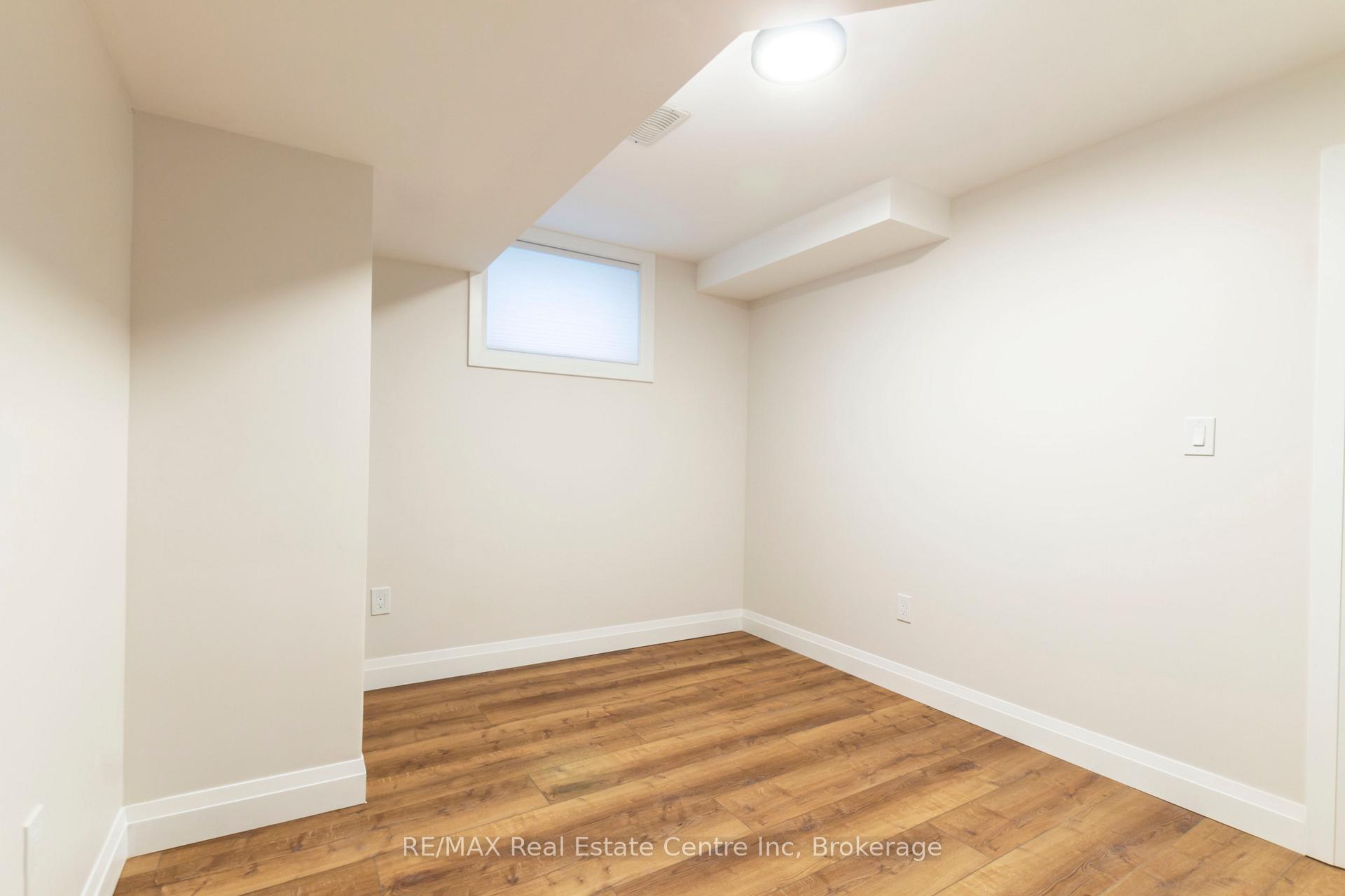 Photo 18 of 19 Ferris Circle Lane, Guelph, Clairfields/Hanlon Business Park — HOMEH