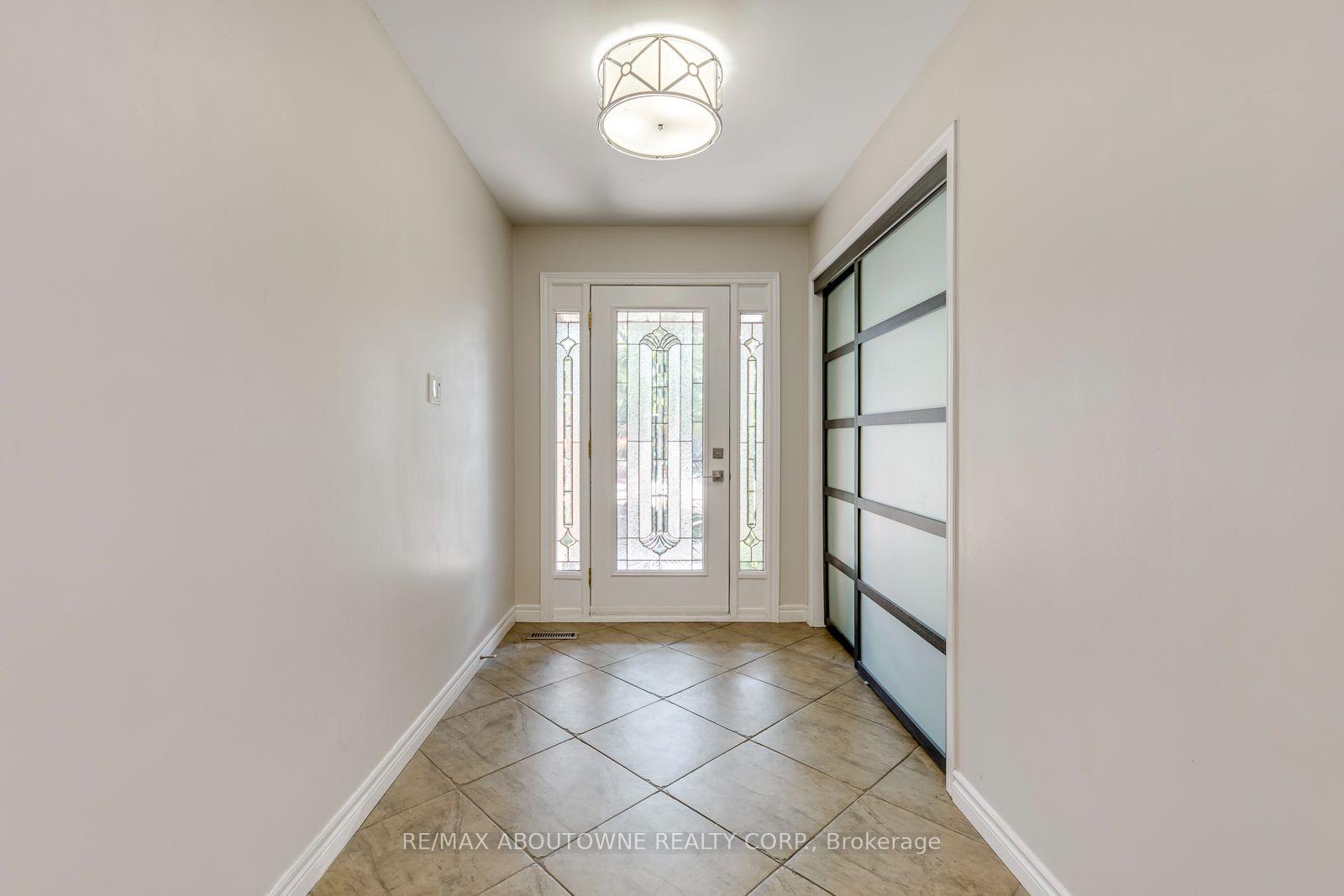 Photo 4 of 1124 Notley Crescent, Oakville, Glen Abbey — HOMEH