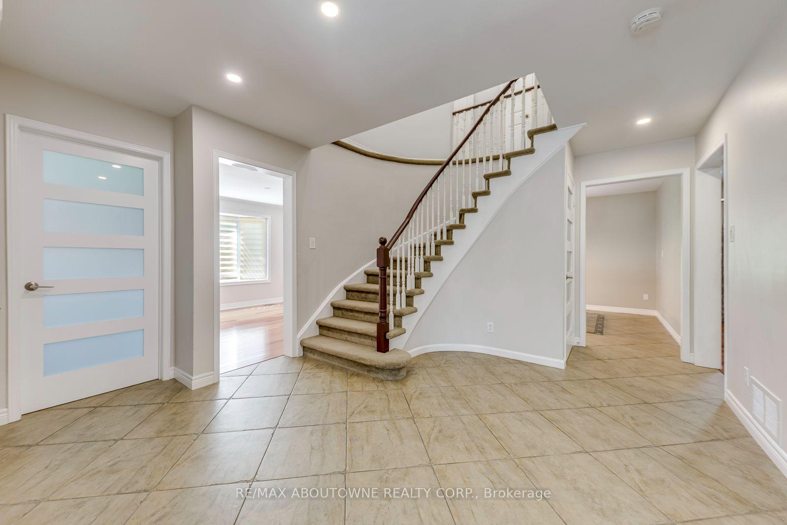Photo 5 of 1124 Notley Crescent, Oakville, Glen Abbey — HOMEH