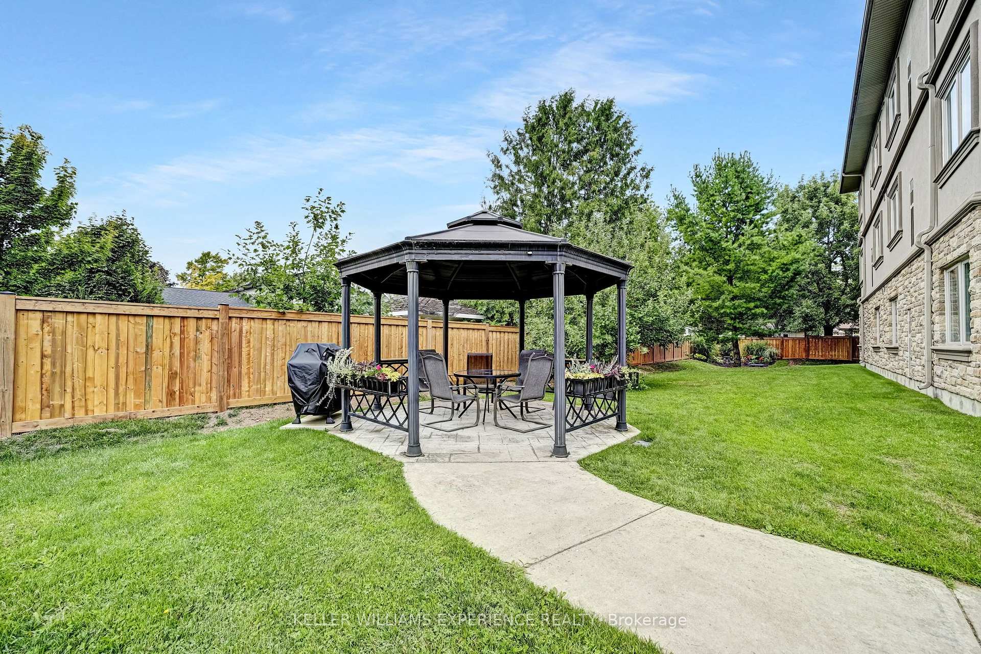 Photo 32 of Unit 103, 19B Yonge Street N, Springwater, Elmvale — HOMEH