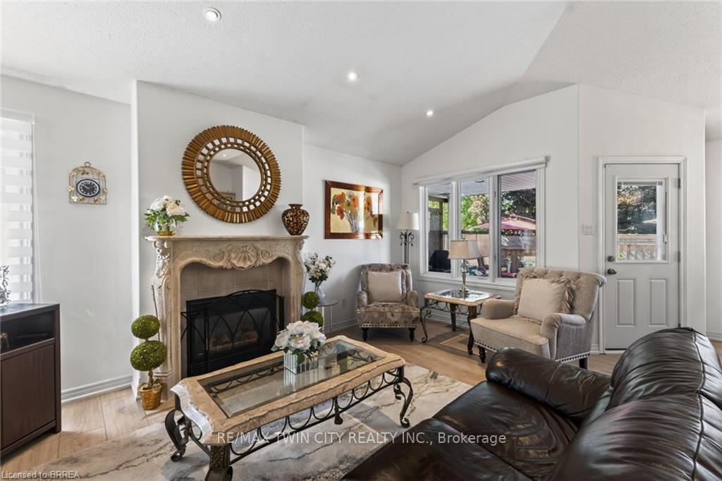 Photo 19 of 62 Varley Crescent, Brantford, Mayfair — HOMEH
