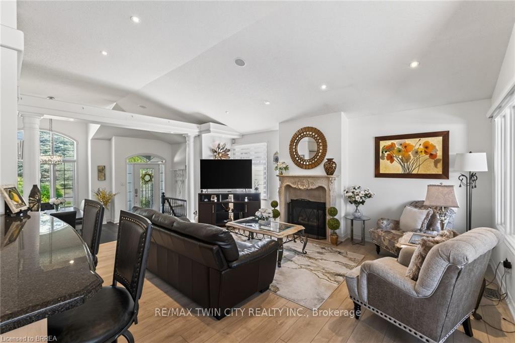 Photo 20 of 62 Varley Crescent, Brantford, Mayfair — HOMEH