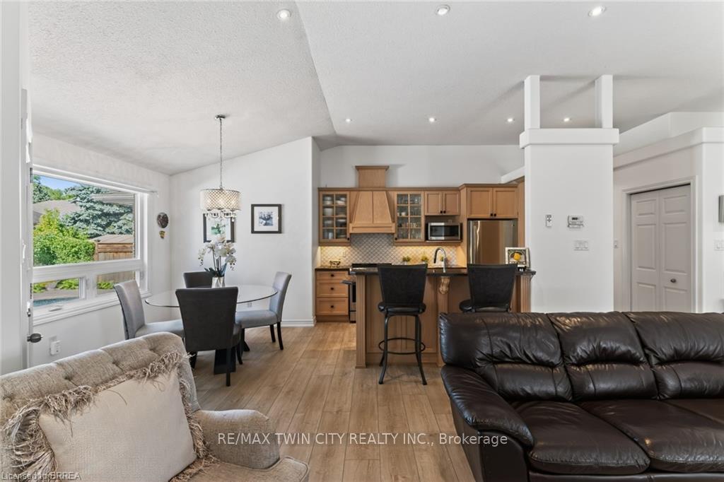 Photo 22 of 62 Varley Crescent, Brantford, Mayfair — HOMEH