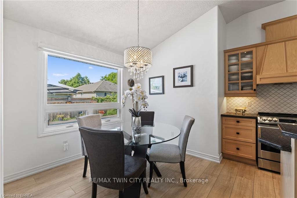Photo 23 of 62 Varley Crescent, Brantford, Mayfair — HOMEH