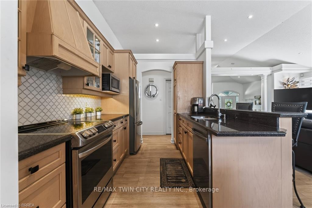 Photo 25 of 62 Varley Crescent, Brantford, Mayfair — HOMEH