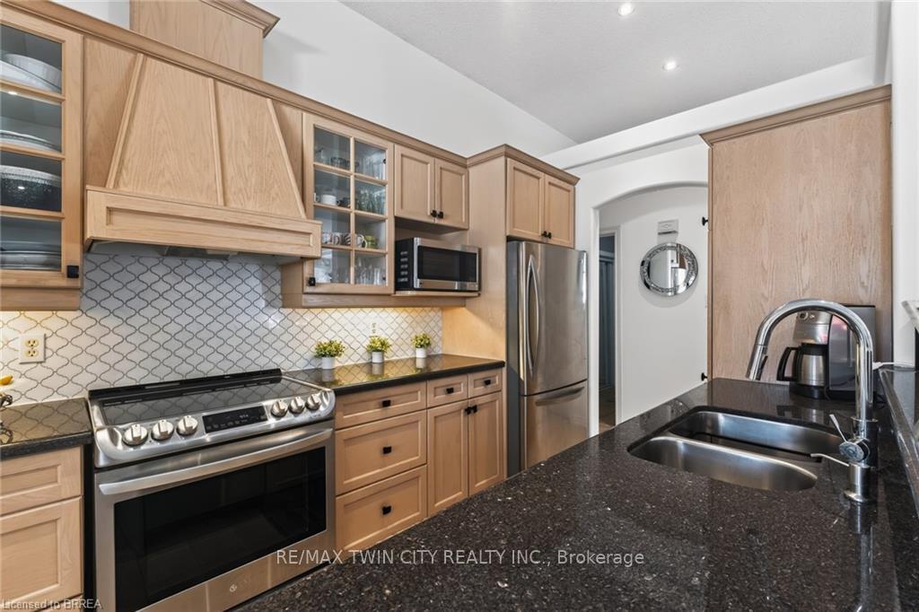 Photo 26 of 62 Varley Crescent, Brantford, Mayfair — HOMEH