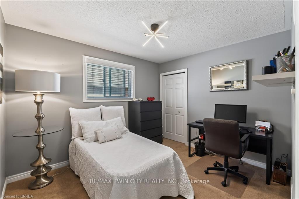 Photo 29 of 62 Varley Crescent, Brantford, Mayfair — HOMEH