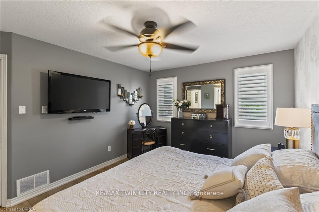 Photo 32 of 62 Varley Crescent, Brantford, Mayfair — HOMEH