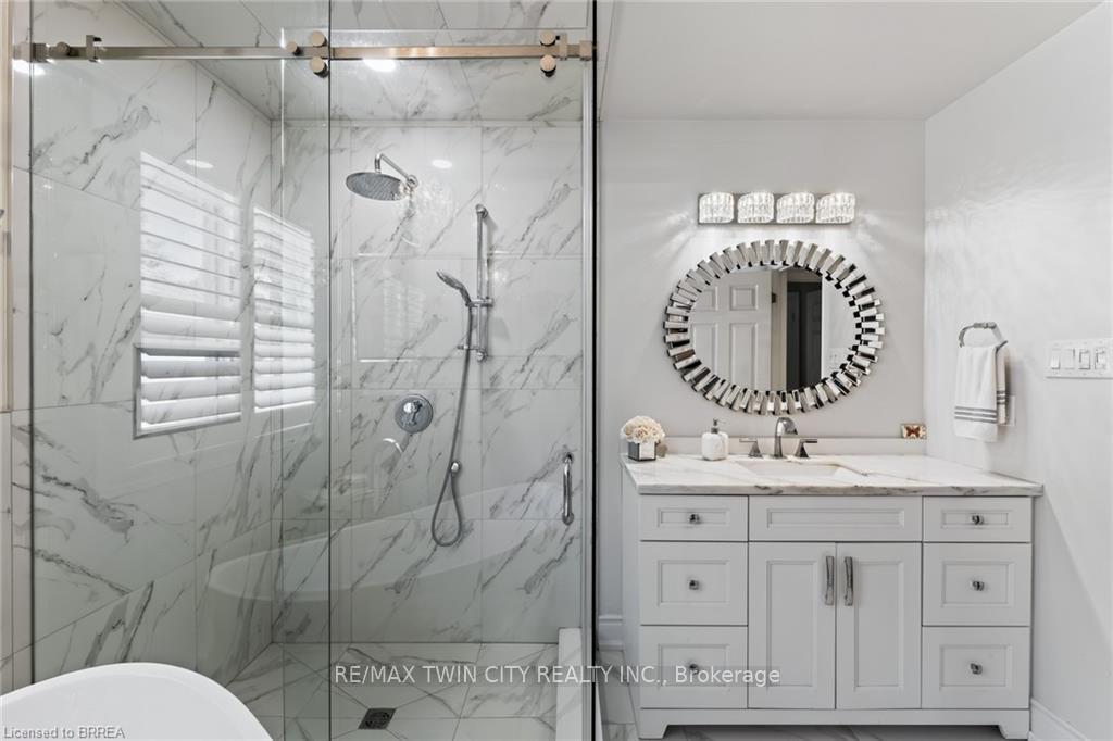 Photo 36 of 62 Varley Crescent, Brantford, Mayfair — HOMEH