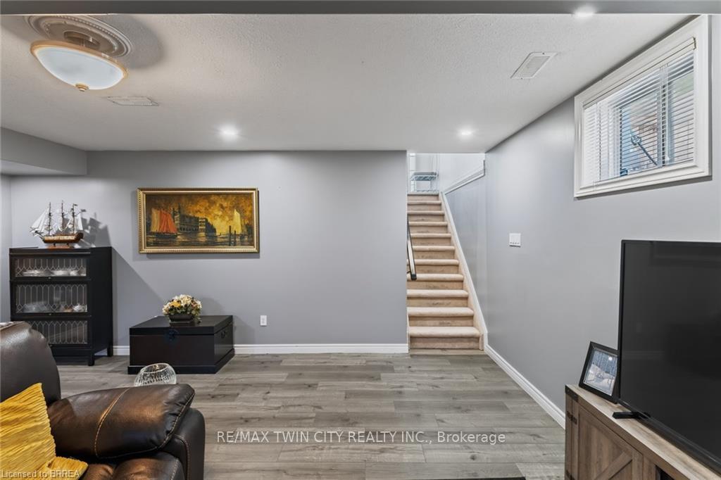 Photo 37 of 62 Varley Crescent, Brantford, Mayfair — HOMEH