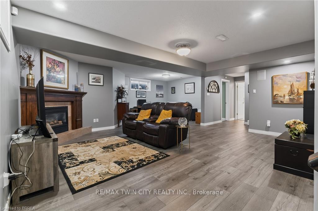 Photo 38 of 62 Varley Crescent, Brantford, Mayfair — HOMEH