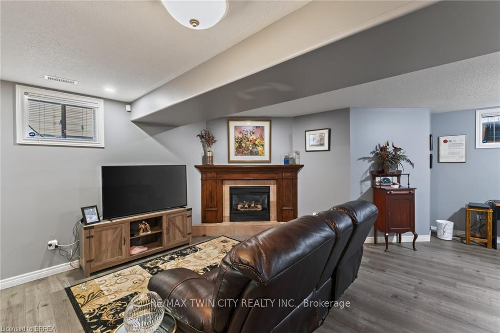 Photo 39 of 62 Varley Crescent, Brantford, Mayfair — HOMEH