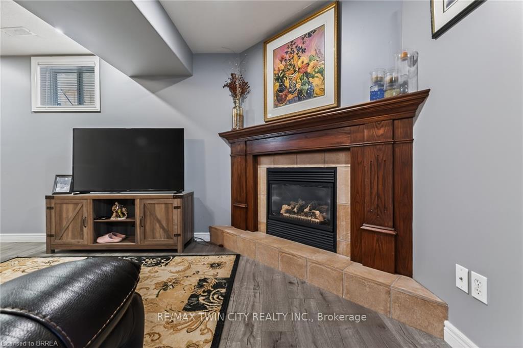 Photo 40 of 62 Varley Crescent, Brantford, Mayfair — HOMEH