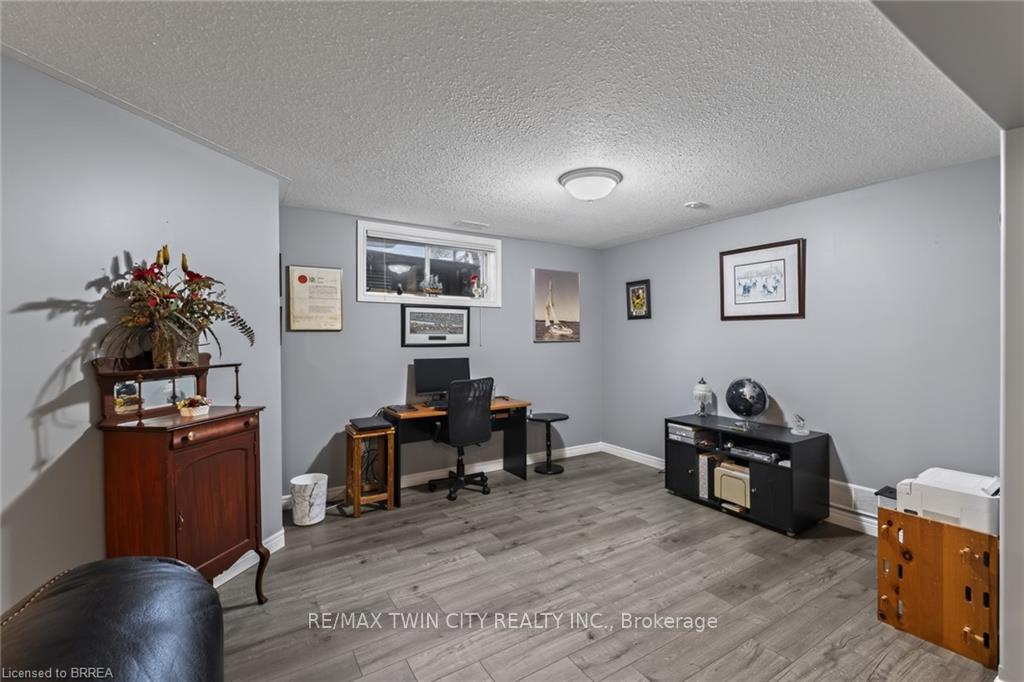 Photo 41 of 62 Varley Crescent, Brantford, Mayfair — HOMEH