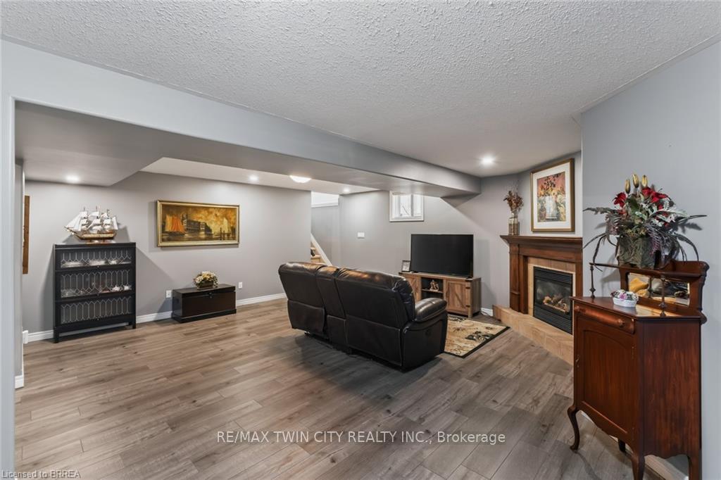 Photo 42 of 62 Varley Crescent, Brantford, Mayfair — HOMEH