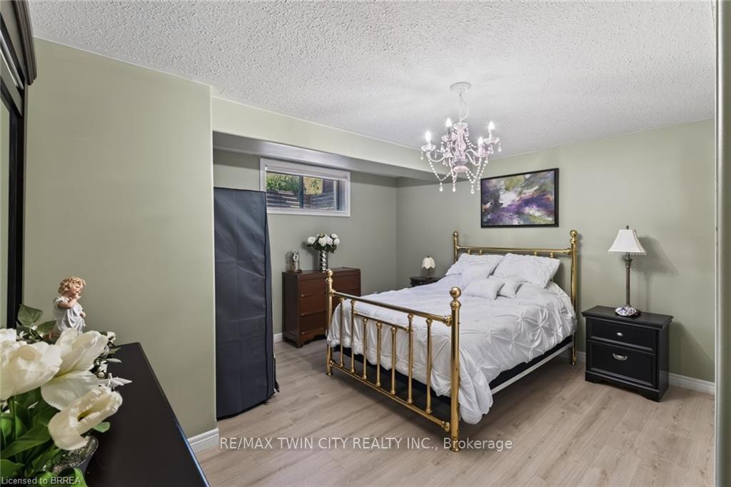 Photo 43 of 62 Varley Crescent, Brantford, Mayfair — HOMEH