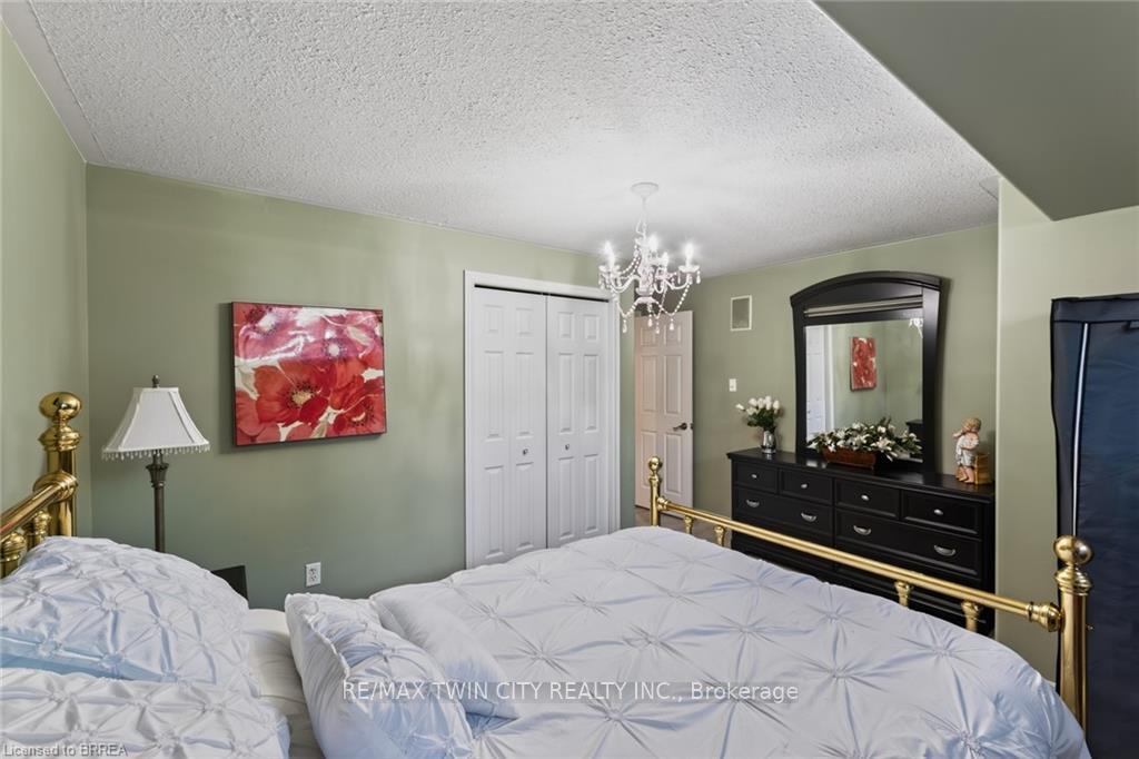 Photo 44 of 62 Varley Crescent, Brantford, Mayfair — HOMEH