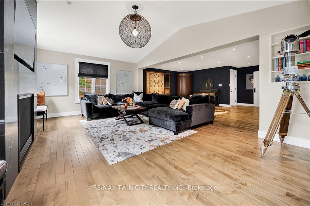 Photo 18 of 79 Somerset Crescent, Waterloo, Westmount - Waterloo — HOMEH