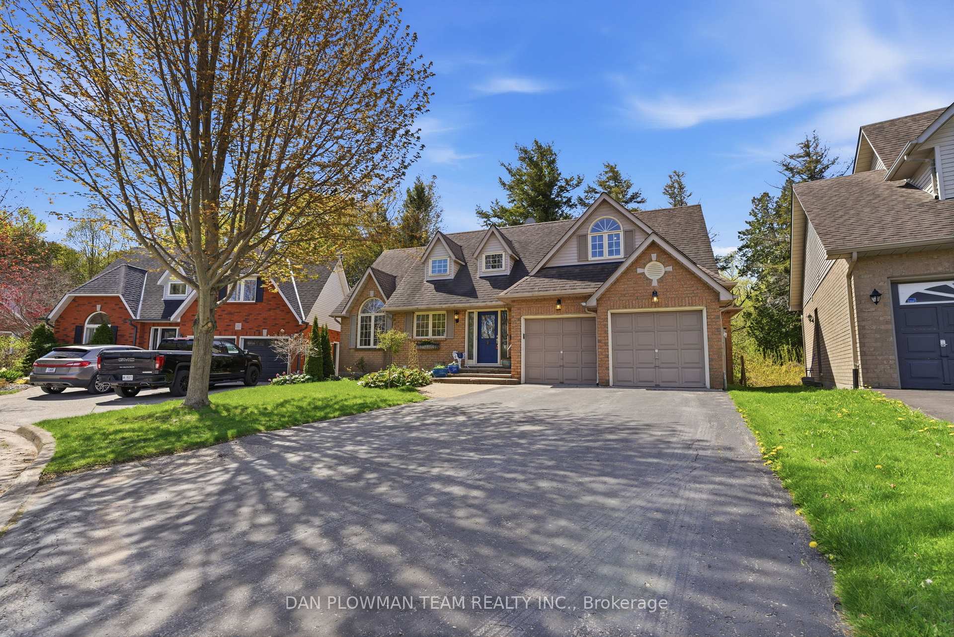 Photo 2 of 10 Barrington Place, Clarington, Courtice — HOMEH