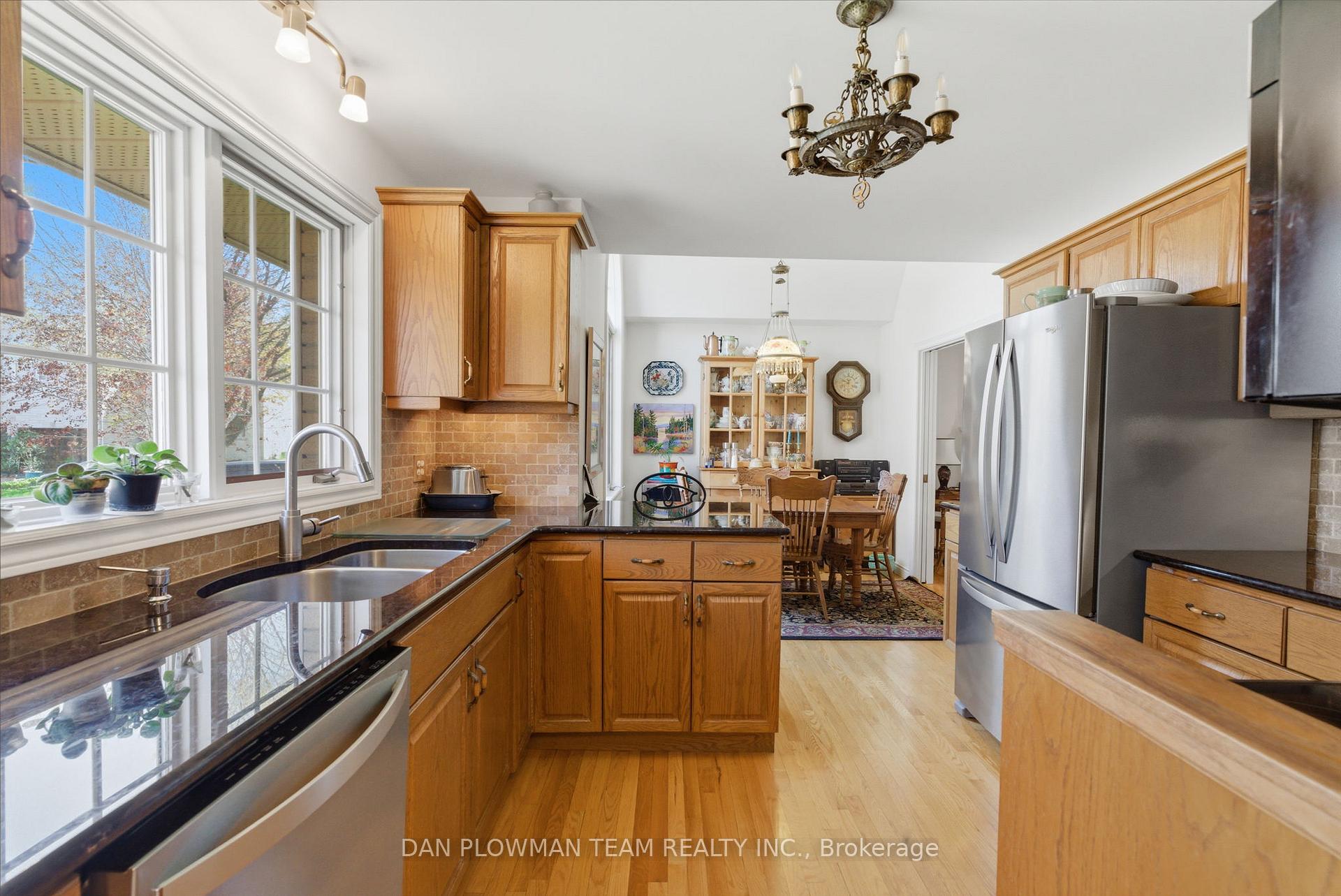 Photo 5 of 10 Barrington Place, Clarington, Courtice — HOMEH