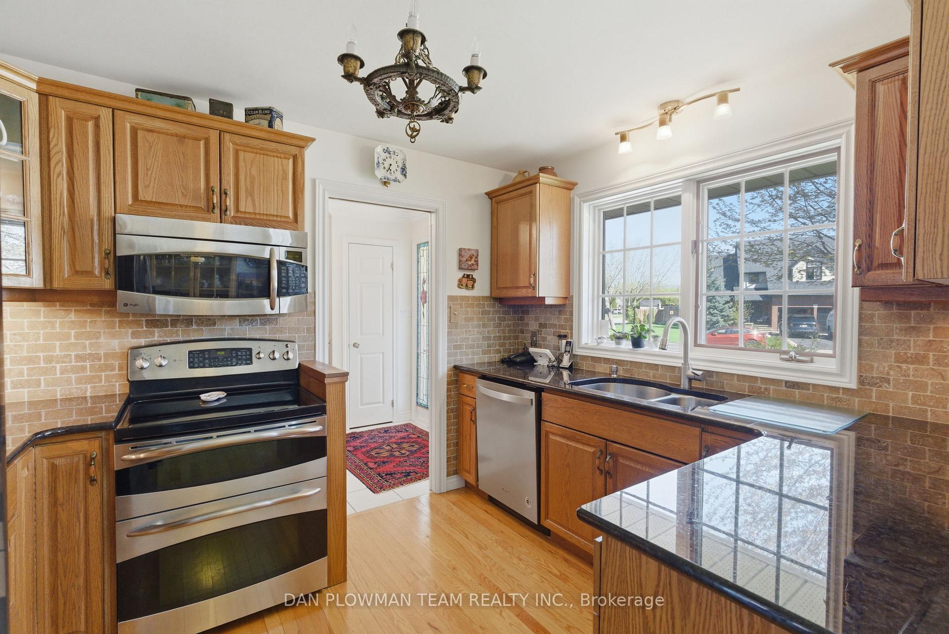 Photo 7 of 10 Barrington Place, Clarington, Courtice — HOMEH