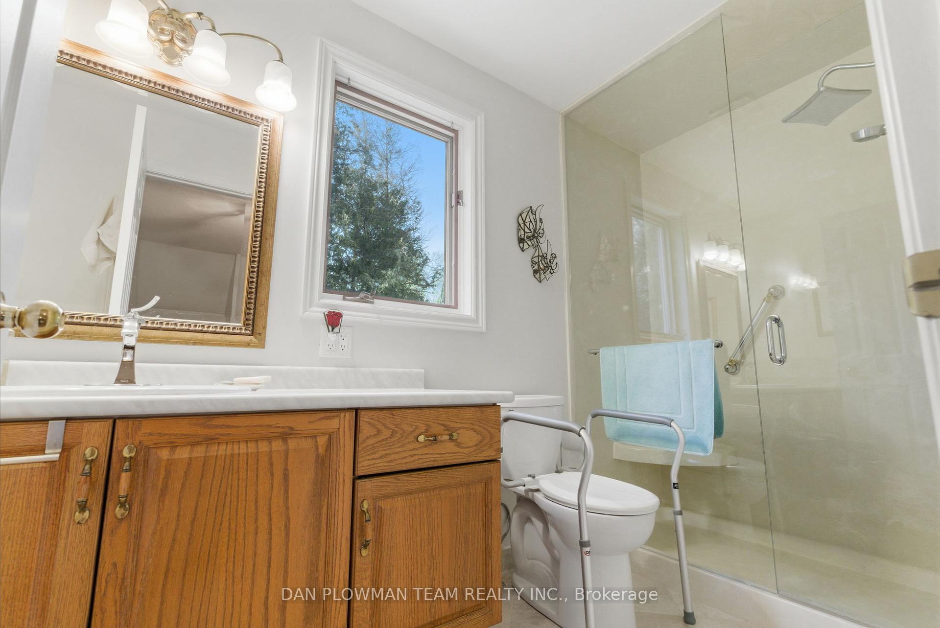 Photo 21 of 10 Barrington Place, Clarington, Courtice — HOMEH