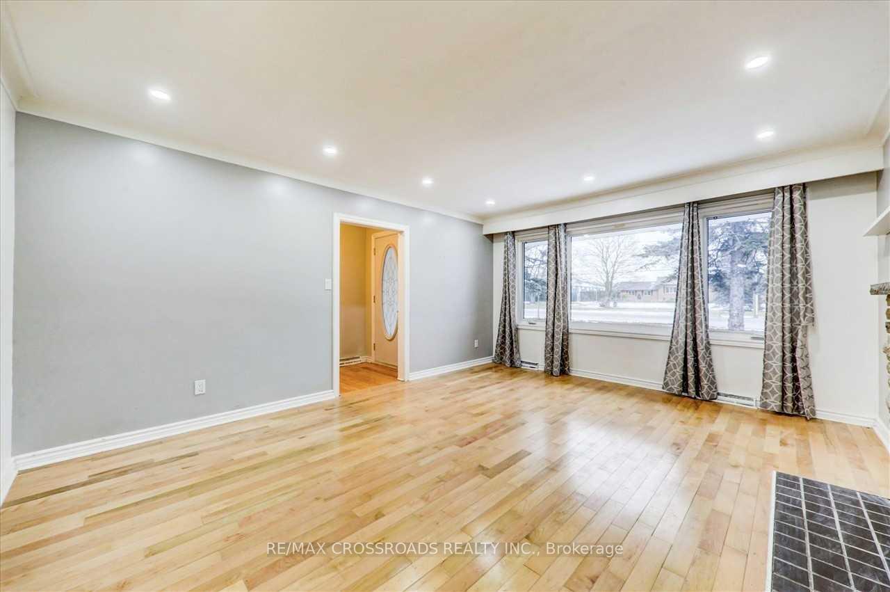 Photo 4 of 4700 Baldwin Street S, Whitby, Taunton North — HOMEH