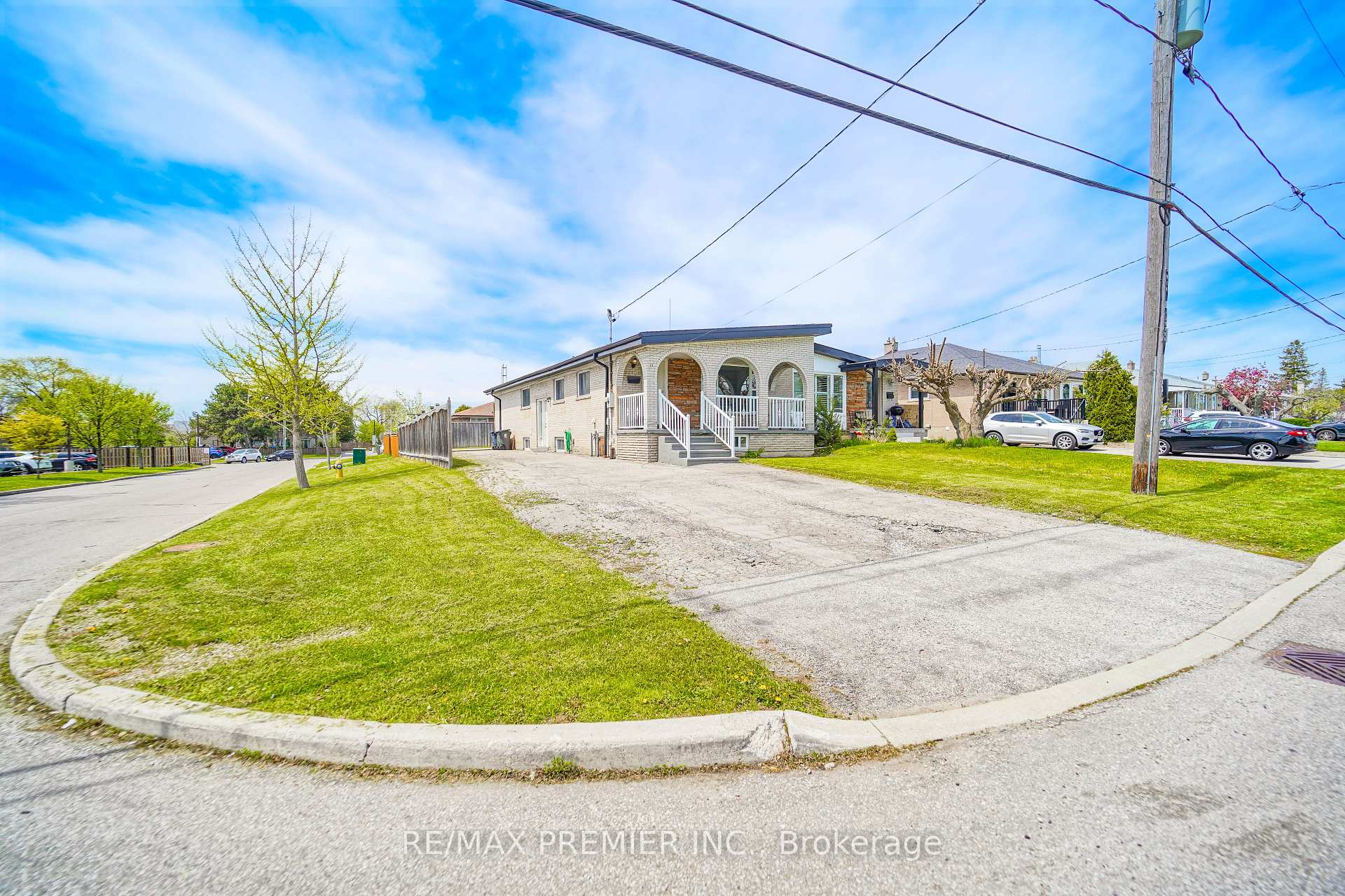 Photo 4 of 14 Yatescastle Drive, North York, Glenfield-Jane Heights — HOMEH