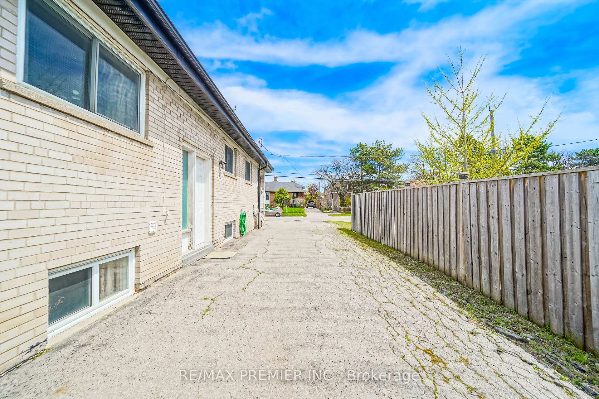 Photo 5 of 14 Yatescastle Drive, North York, Glenfield-Jane Heights — HOMEH
