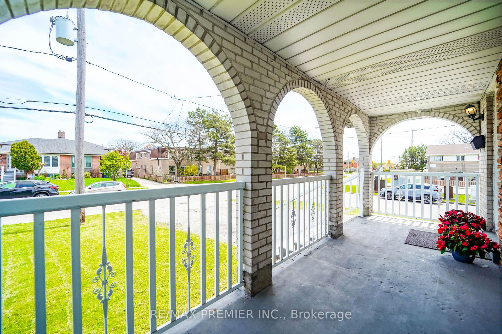 Photo 6 of 14 Yatescastle Drive, North York, Glenfield-Jane Heights — HOMEH