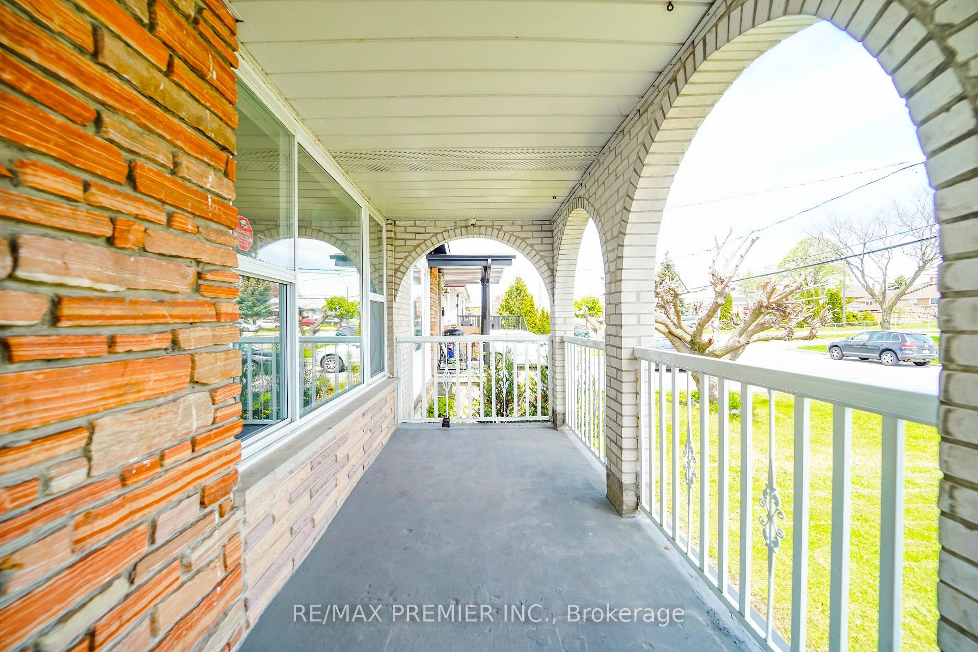 Photo 7 of 14 Yatescastle Drive, North York, Glenfield-Jane Heights — HOMEH
