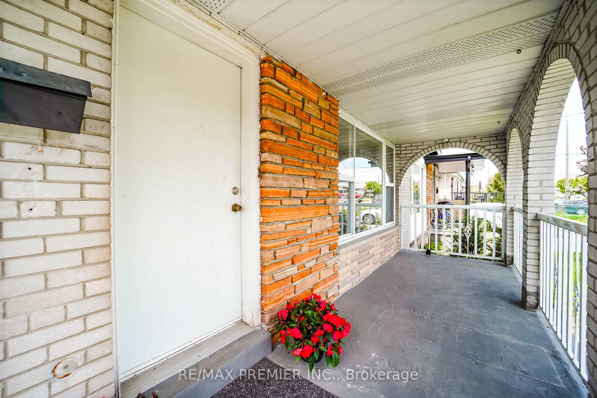Photo 8 of 14 Yatescastle Drive, North York, Glenfield-Jane Heights — HOMEH