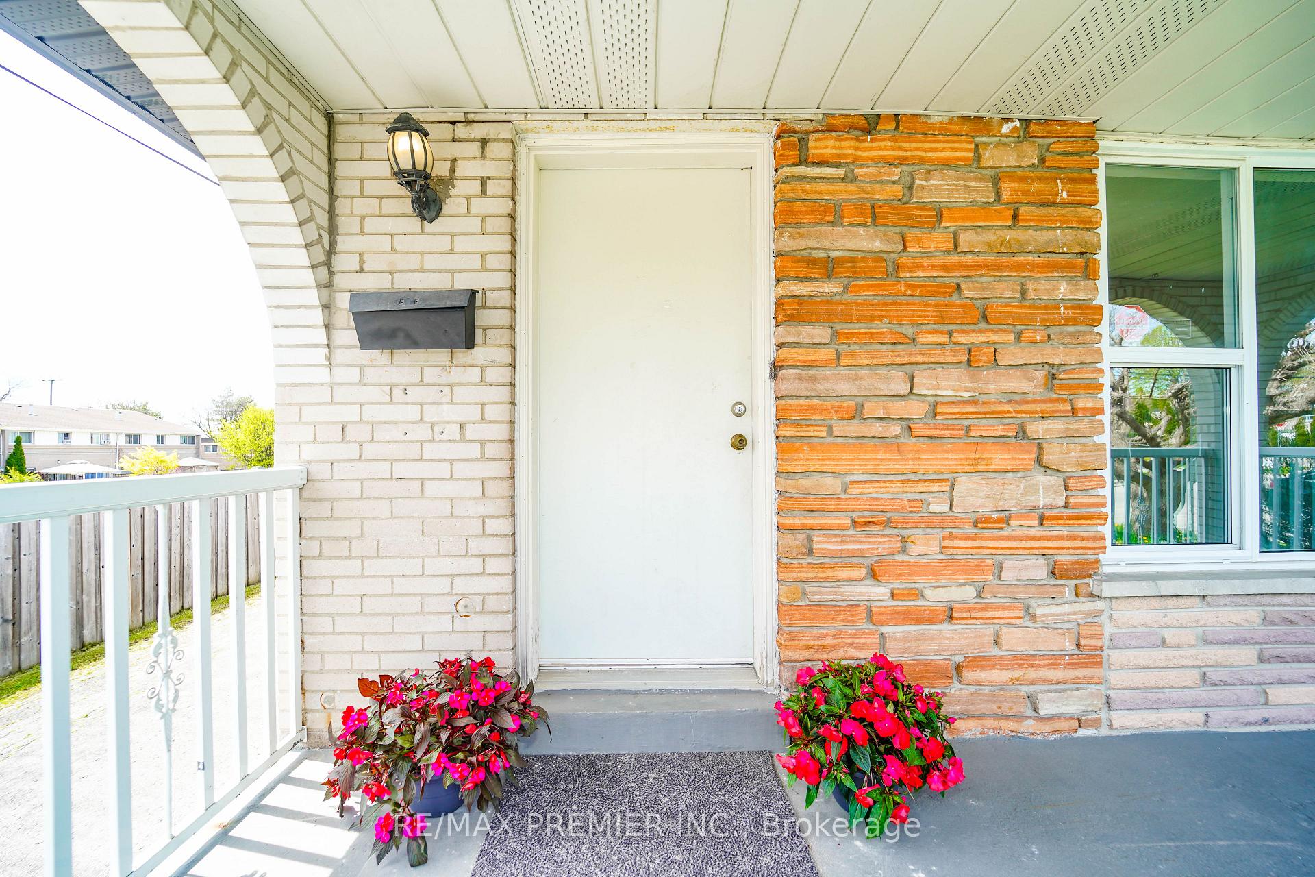 Photo 9 of 14 Yatescastle Drive, North York, Glenfield-Jane Heights — HOMEH