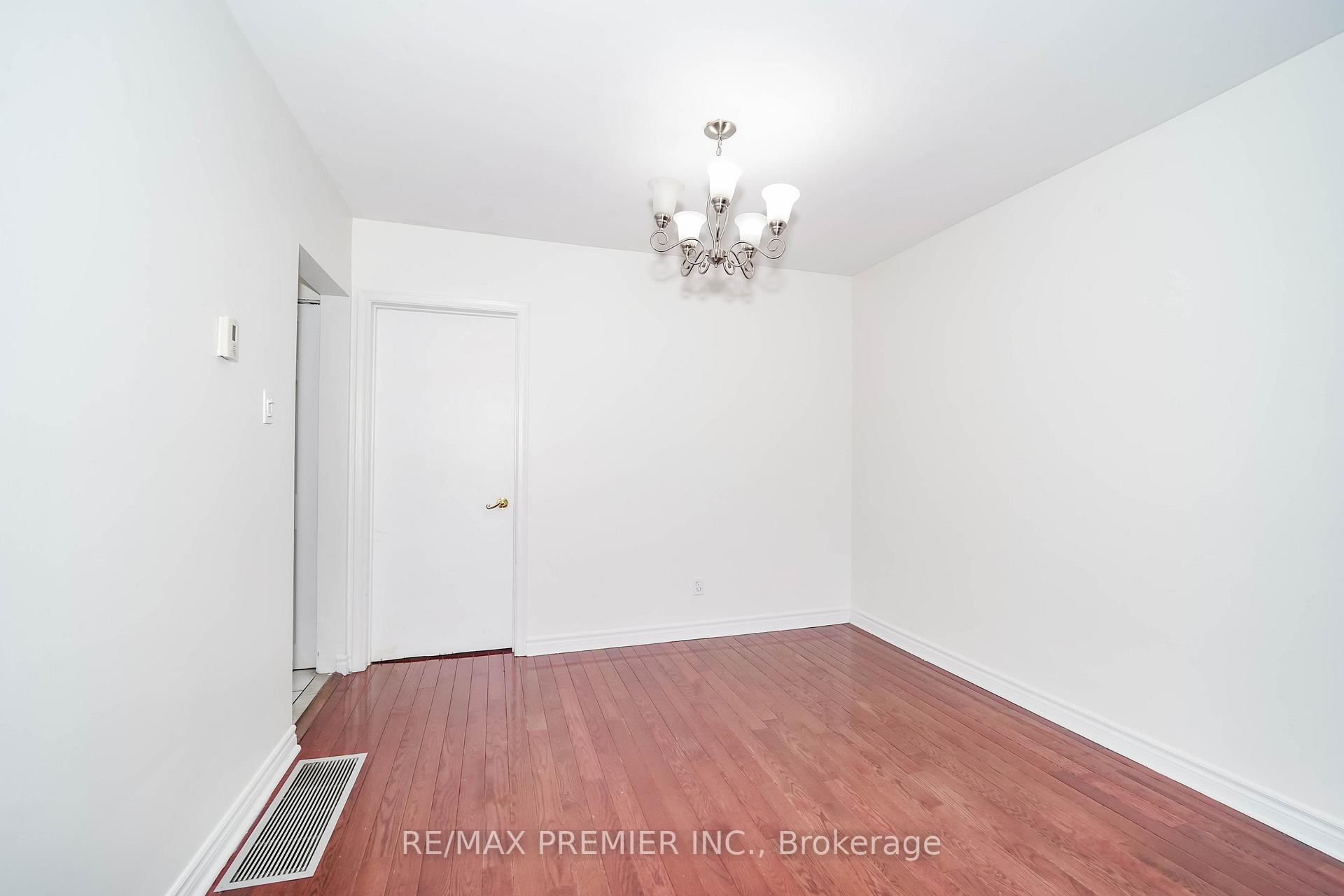 Photo 13 of 14 Yatescastle Drive, North York, Glenfield-Jane Heights — HOMEH