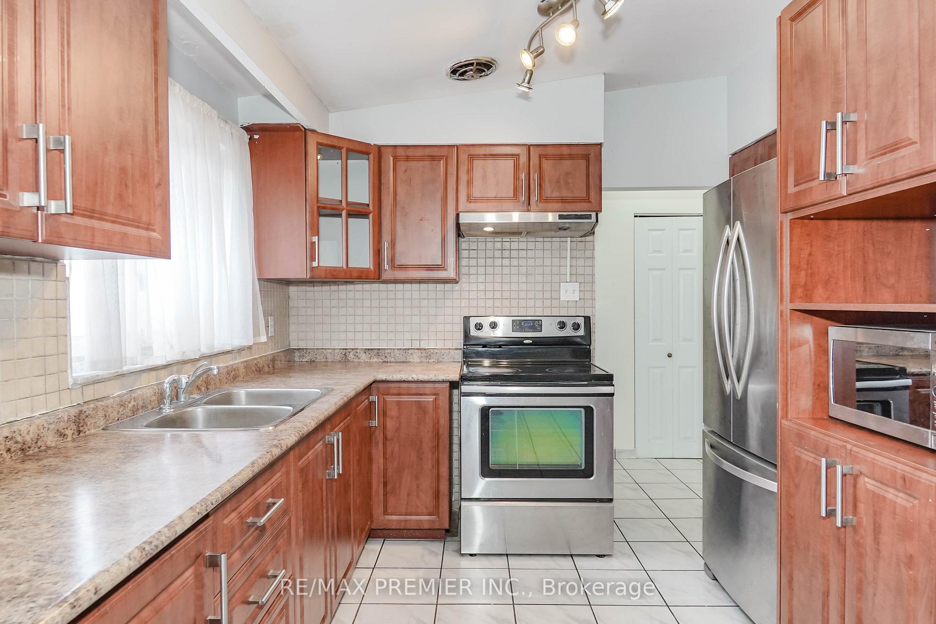 Photo 15 of 14 Yatescastle Drive, North York, Glenfield-Jane Heights — HOMEH