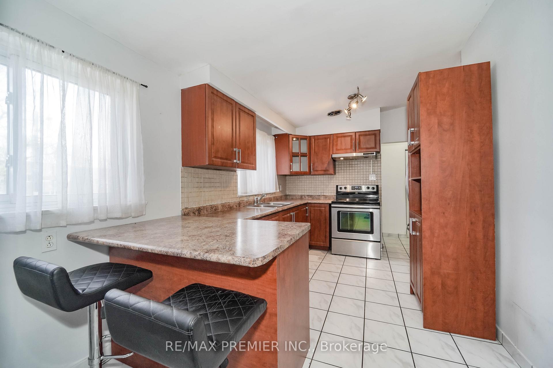 Photo 16 of 14 Yatescastle Drive, North York, Glenfield-Jane Heights — HOMEH