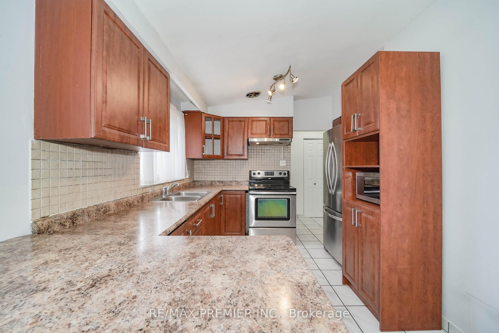 Photo 17 of 14 Yatescastle Drive, North York, Glenfield-Jane Heights — HOMEH