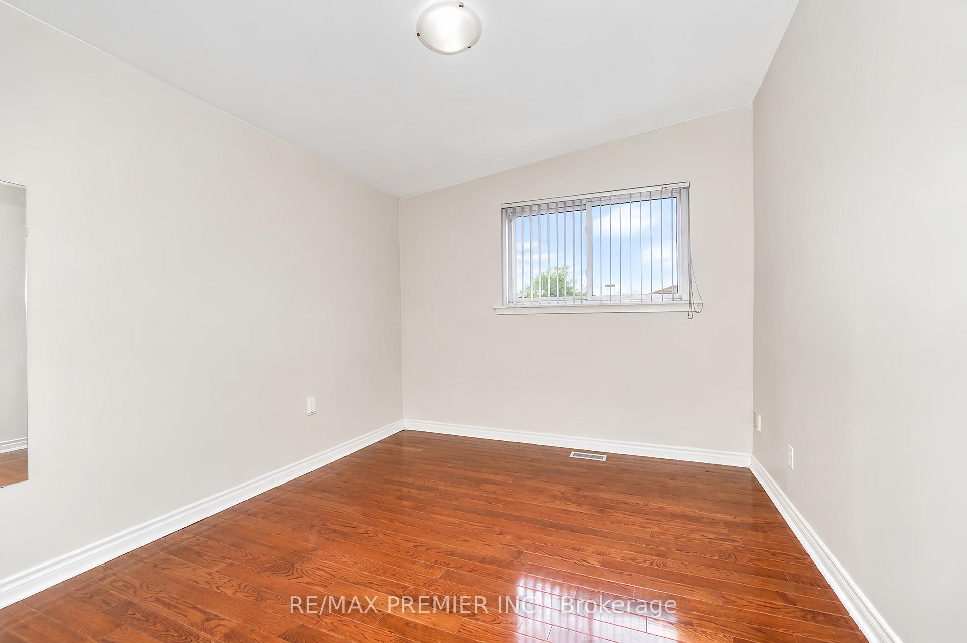 Photo 24 of 14 Yatescastle Drive, North York, Glenfield-Jane Heights — HOMEH