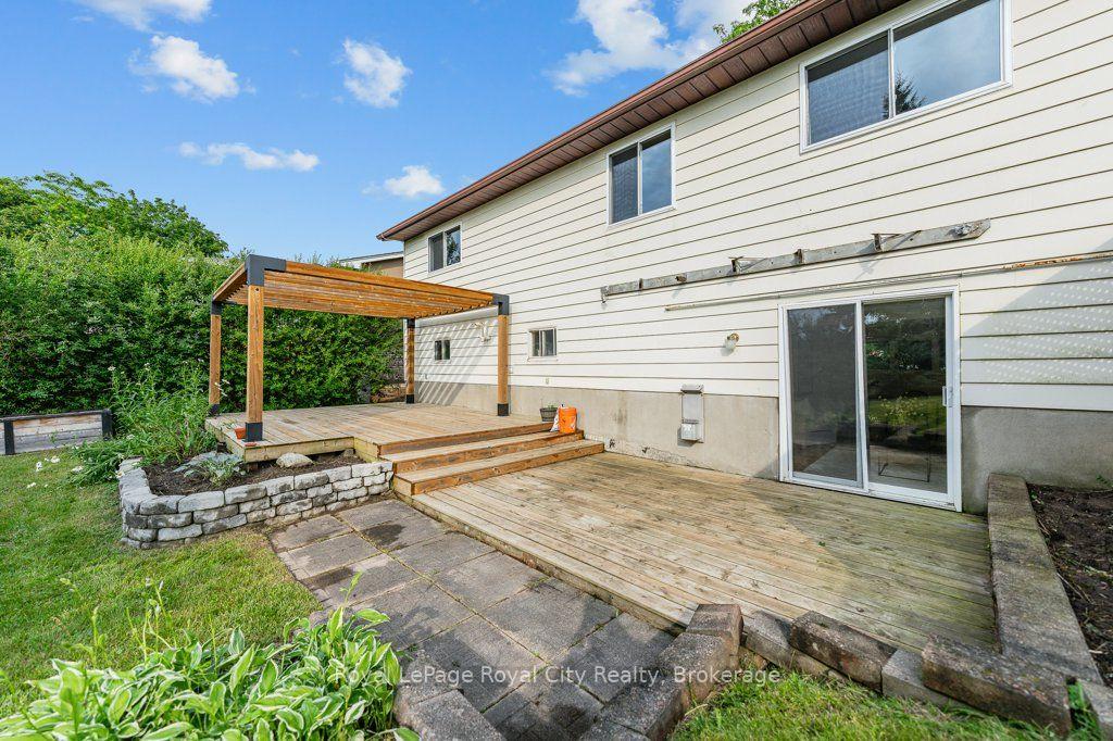 Photo 37 of 18 Springdale Boulevard, Guelph, Willow West/Sugarbush/West Acres — HOMEH