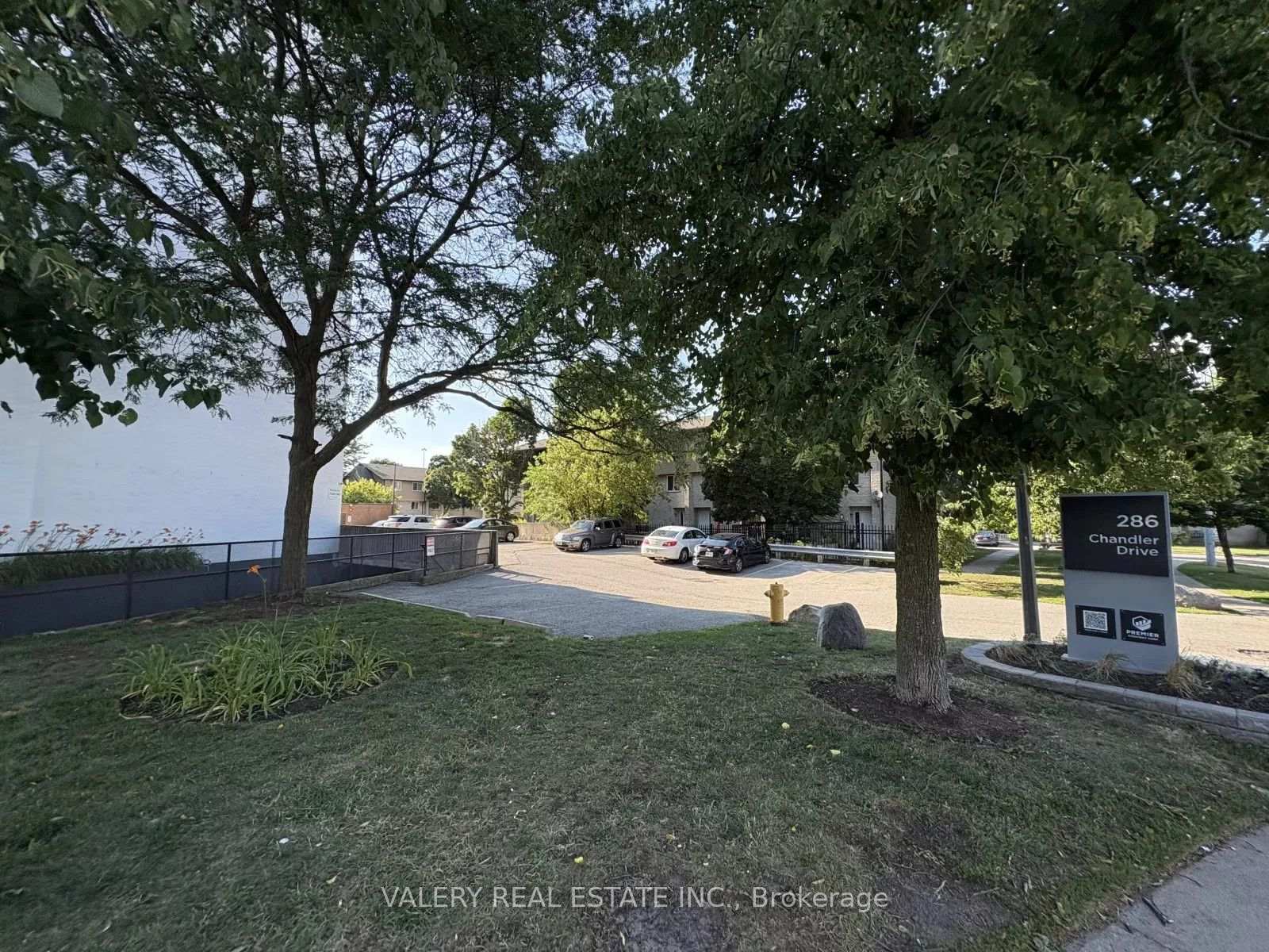 Photo 5 of Unit 606, 286 Chandler Drive, Kitchener, Laurentian Hills — HOMEH