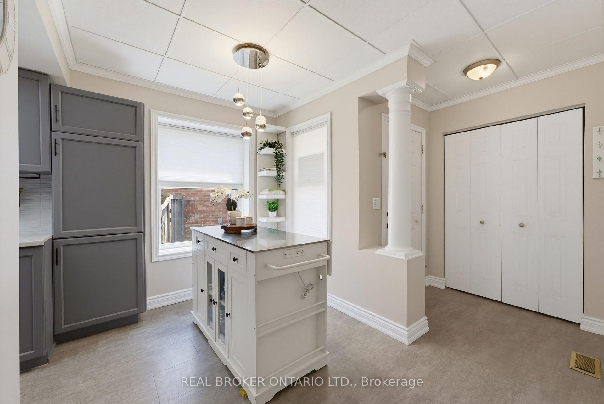 Photo 5 of 520 Mayflower Street, Waterloo, Lexington — HOMEH